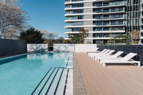 Pristine 2-Bed Apartment with Pool and BBQ